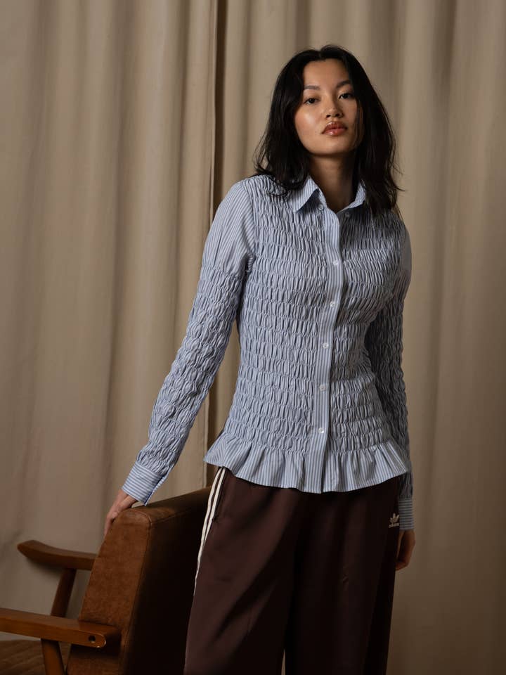 Chemise en coton smockée Olivia à rayures bleues pour la vente par Amy Lynn