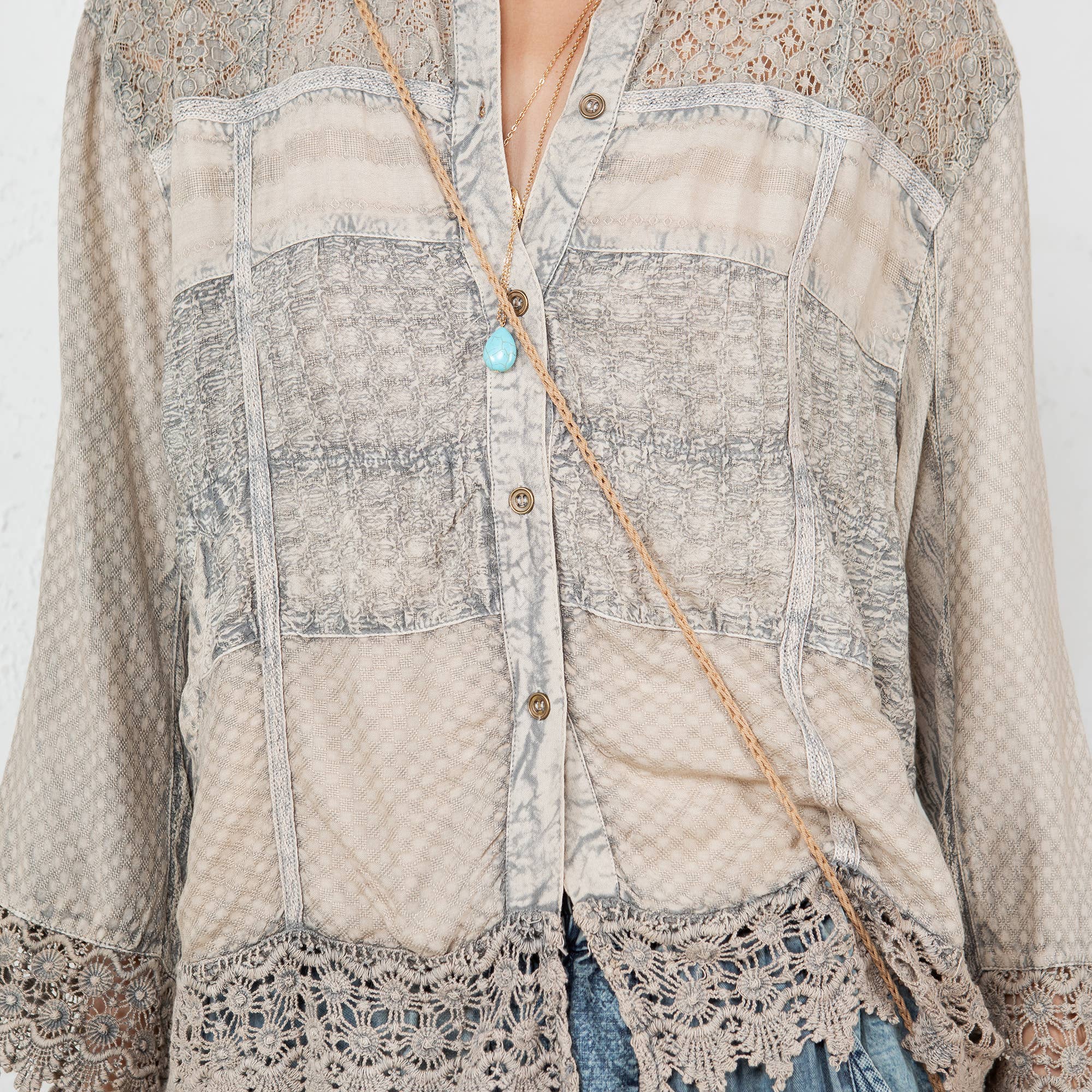 Latte Chique Shacket met Kant en Witte Schelpknoopjes voor groothandel op Faire4