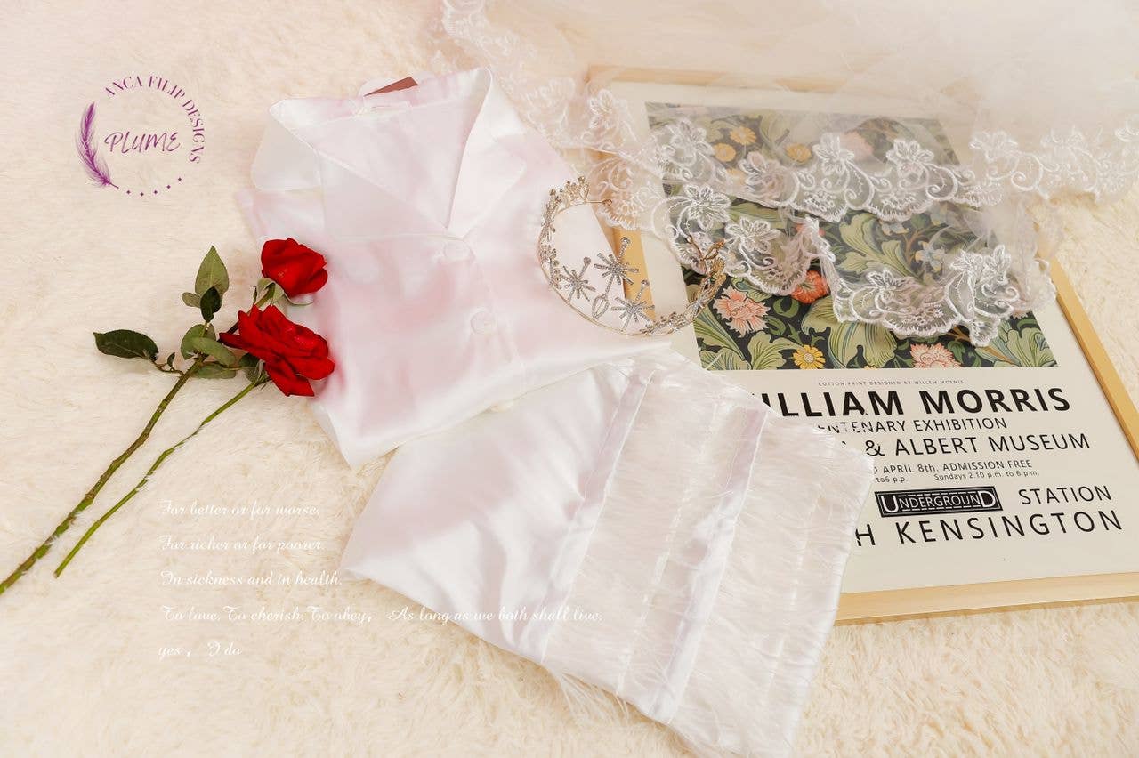 Plume AF Design - Vente Haut et bas de pyjama – femme - Pyjama en satin avec bordure de plumes amovible, blanc sur blanc3