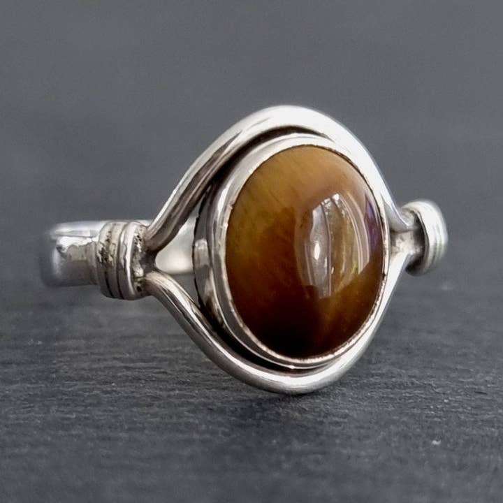 Unisex Ovaler Tigeraugen-Ring | 925er Sterlingsilber, R13TE für den Großhandel von Mistry Gems