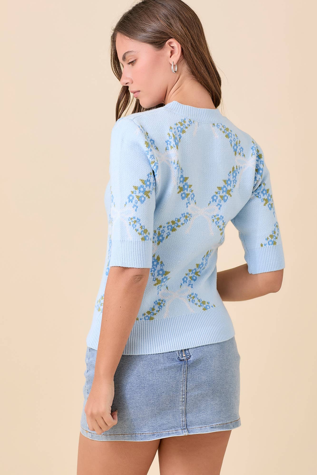 Main Strip – wholesale Knitted jumper – Women′s – Floral Ribbon Print Sweater Knit Top1