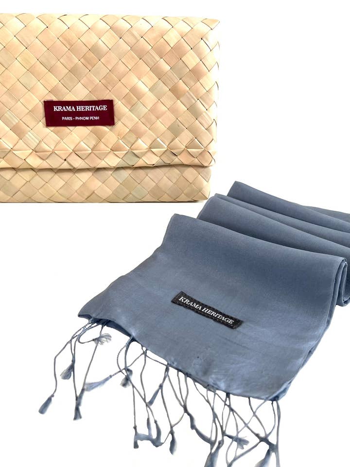 Le Krama Soyeux Gris Acier pour la vente par Krama Heritage