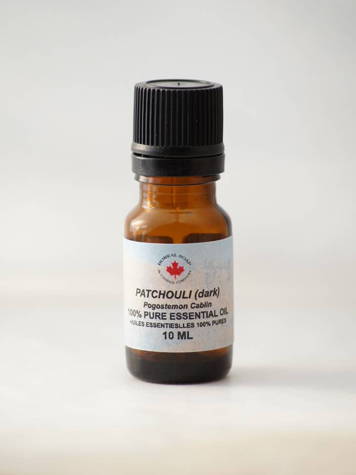 10 ml di olio essenziale di Patcouli scuro per la vendita all'ingrosso da parte di Boreal Soap and Candle Company Inc.