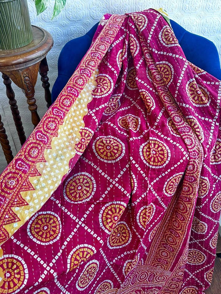 Vintage handgjord kanthasömnad soffpläd | Strandpläd röd| för wholesale av Essential Designs London