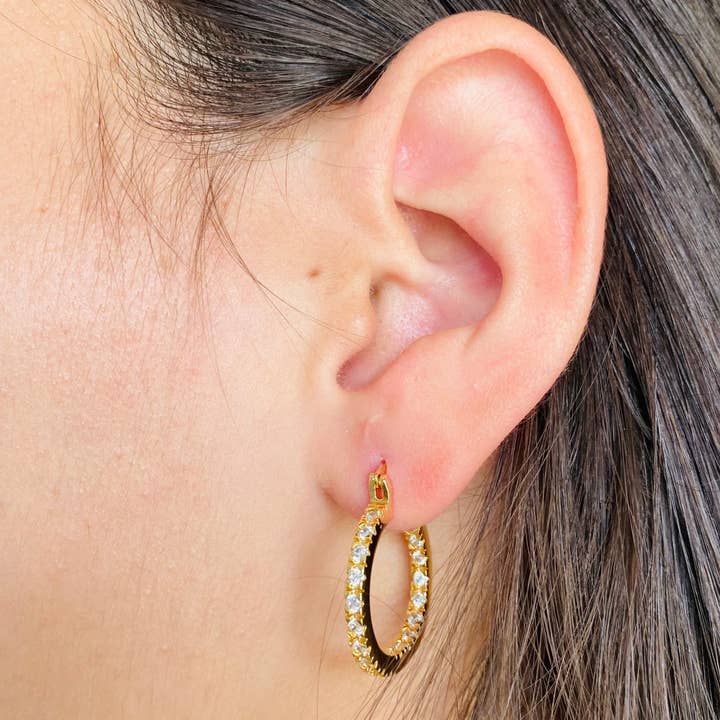 Petites créoles en forme de baguette pavées, boucle d'oreille créole blanche en zircone cubique pour la vente par Housegoldjewelry