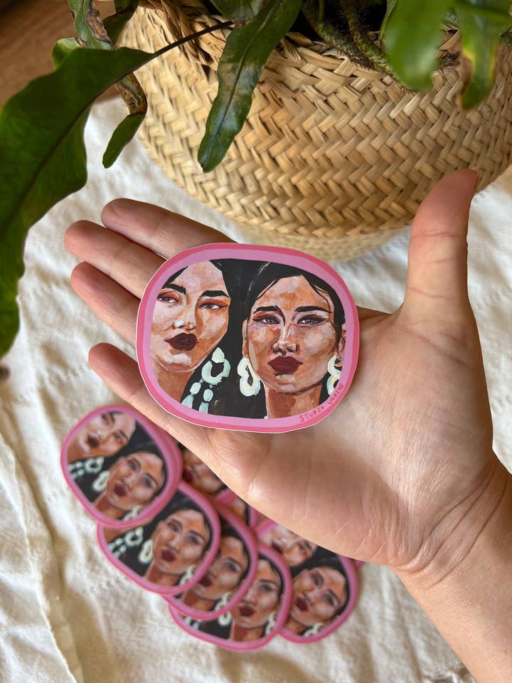 Wasserdichter Rosa Mädchenaufkleber - Latina Beauty für den Großhandel von Studio Undine