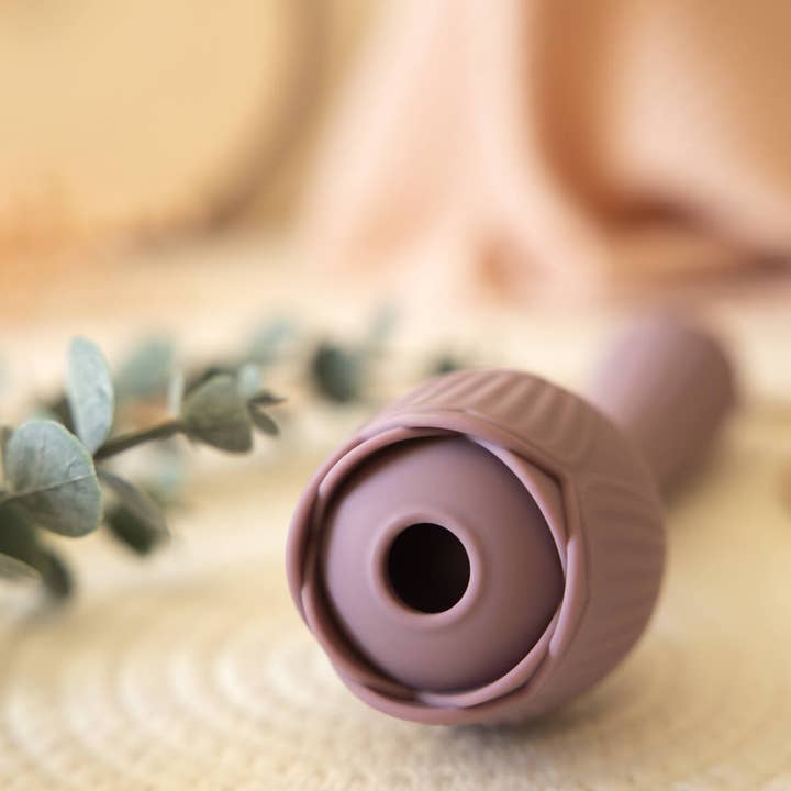 The Natural Love Company – wholesale Sexleksaker – Lovage | Dubbelsidig rosinspirerad sugvibrator och dildo