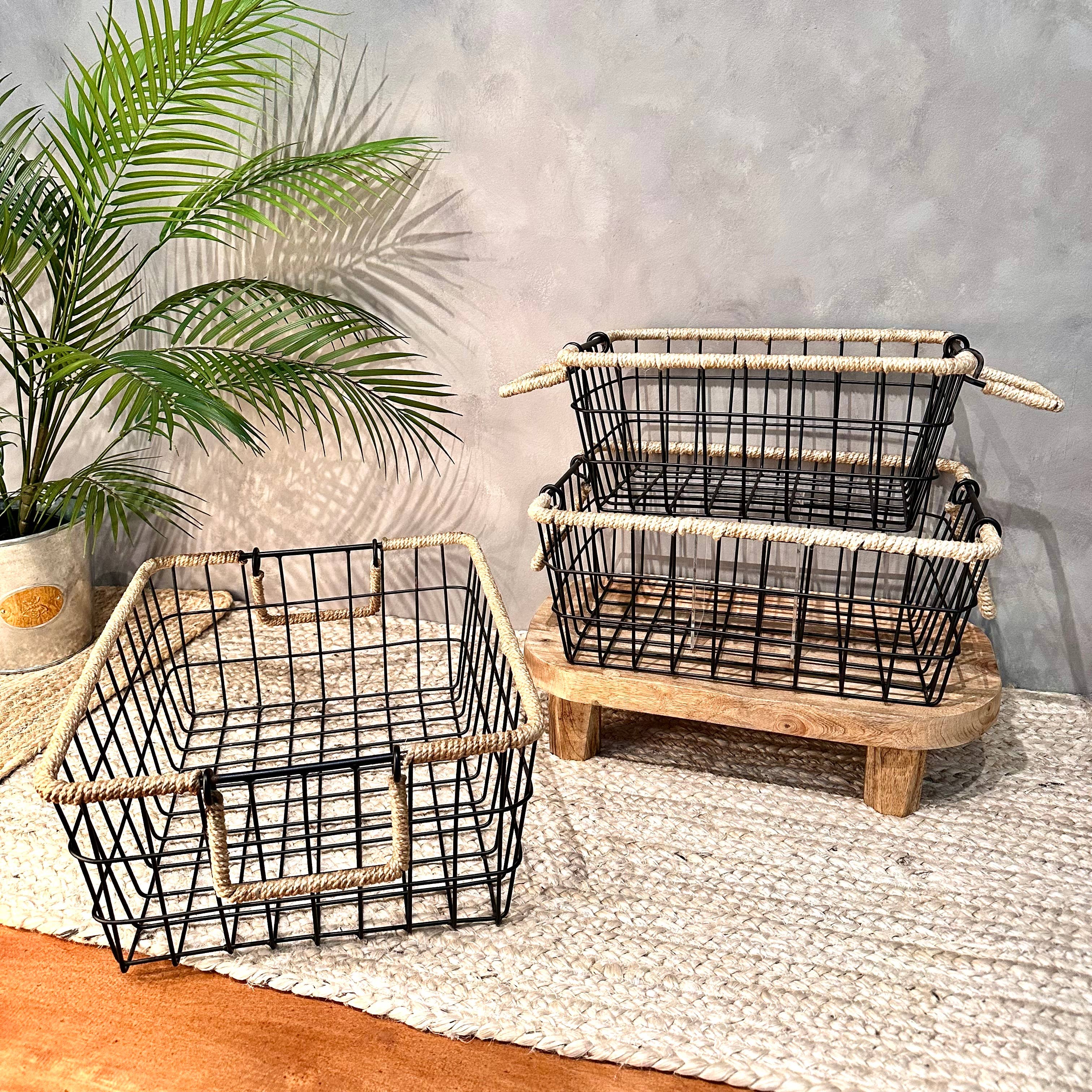 India Handicrafts Inc - Wholesale Mand - Zwarte ijzeren manden met jute handgrepen, set van 34