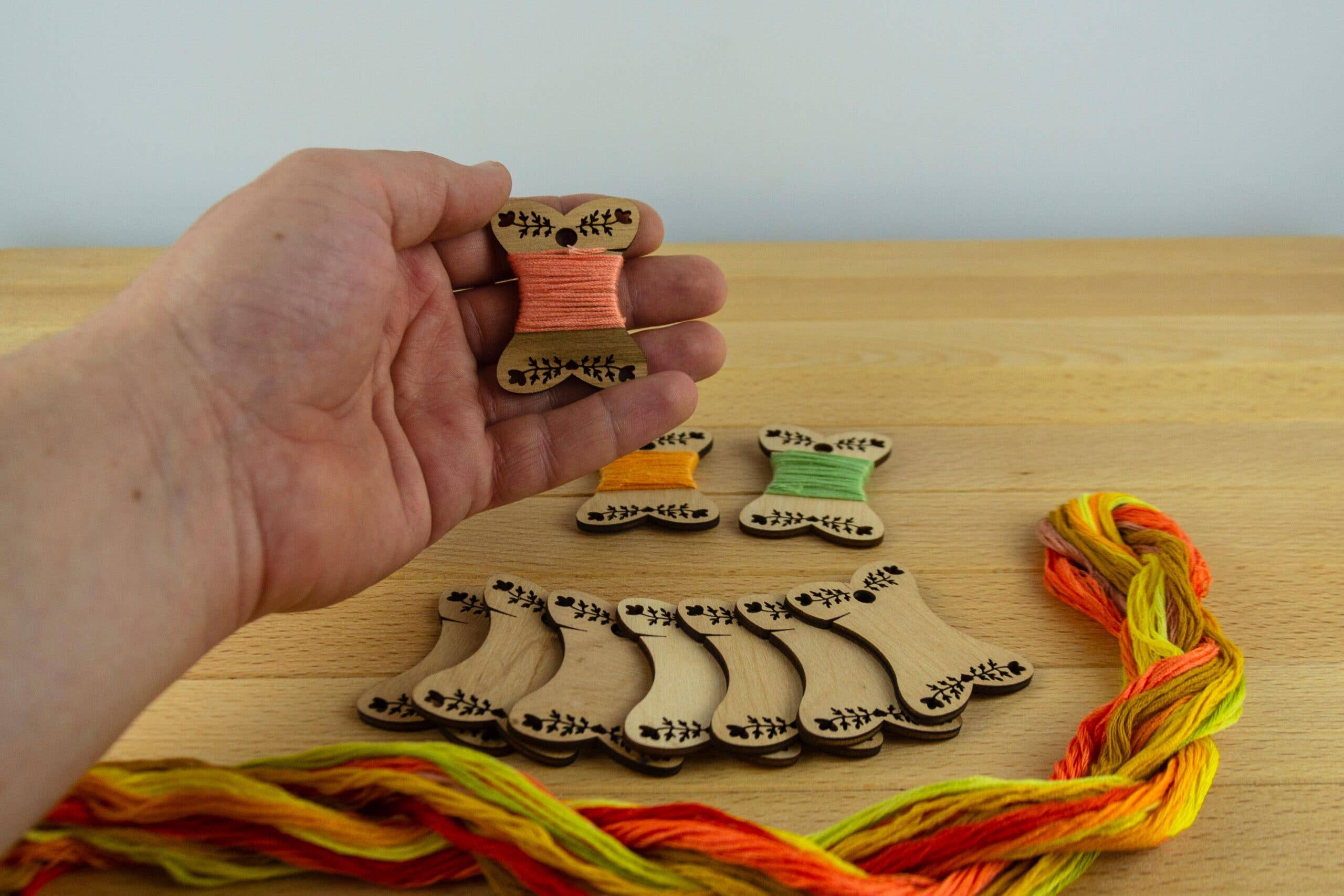 Embroidery craft – wholesale Craft supplies – Wooden embroidery bobbins for thread storage BB-0038