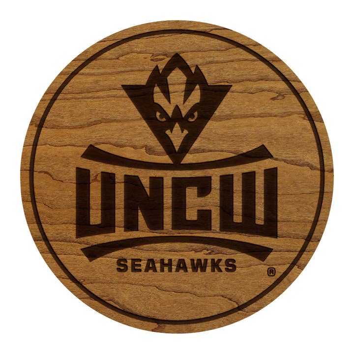 Dessous de verre Seahawks de l'Université de Caroline du Nord à Wilmington – Fabriqué en bois de cerisier ou d'érable – Seahawks de l'UNCW pour la vente par LazerEdge