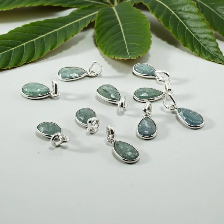 Collares colgantes de piedra preciosa de cianita verde en plata de ley para venta al por mayor de Quasar Gems USA