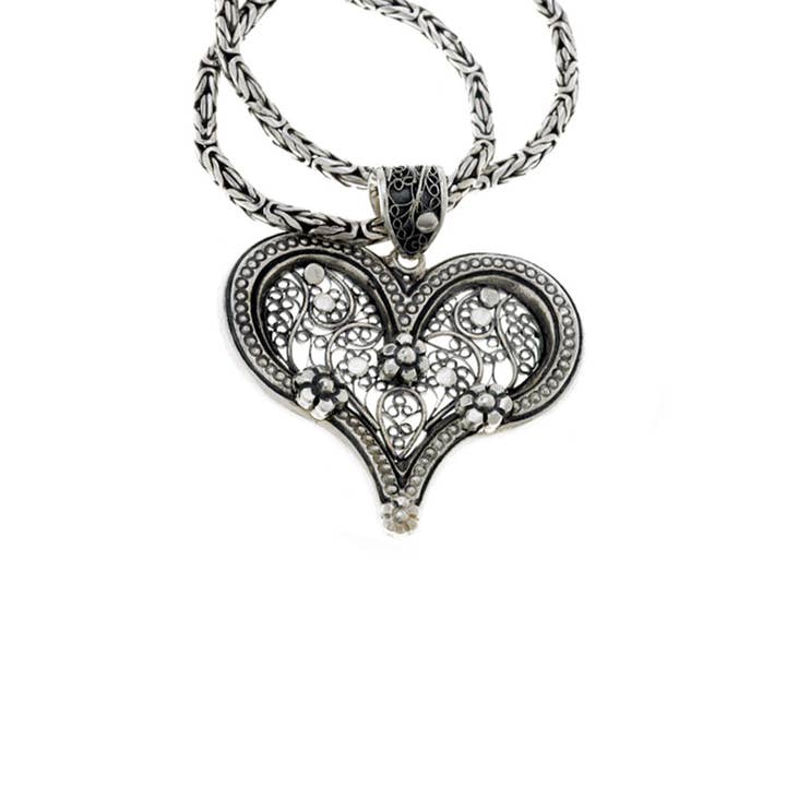 Collier en forme de cœur en argent sterling à filigranes florales pour la vente par Cynthia Gale New York