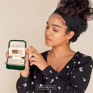 Benevolence LA - Wholesale Jewelry Box/Organizer - Plush Velvet Square Jewelry Box10