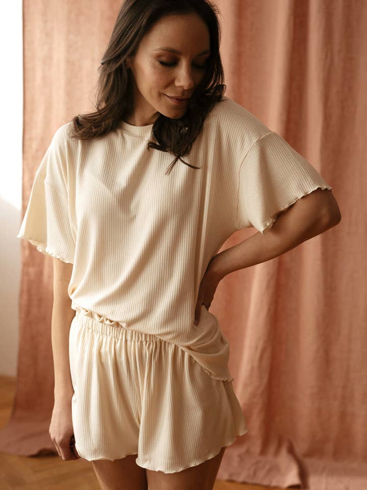 T-shirt côtelé à volants/vanille crémeuse pour la vente par Evelina Apparel