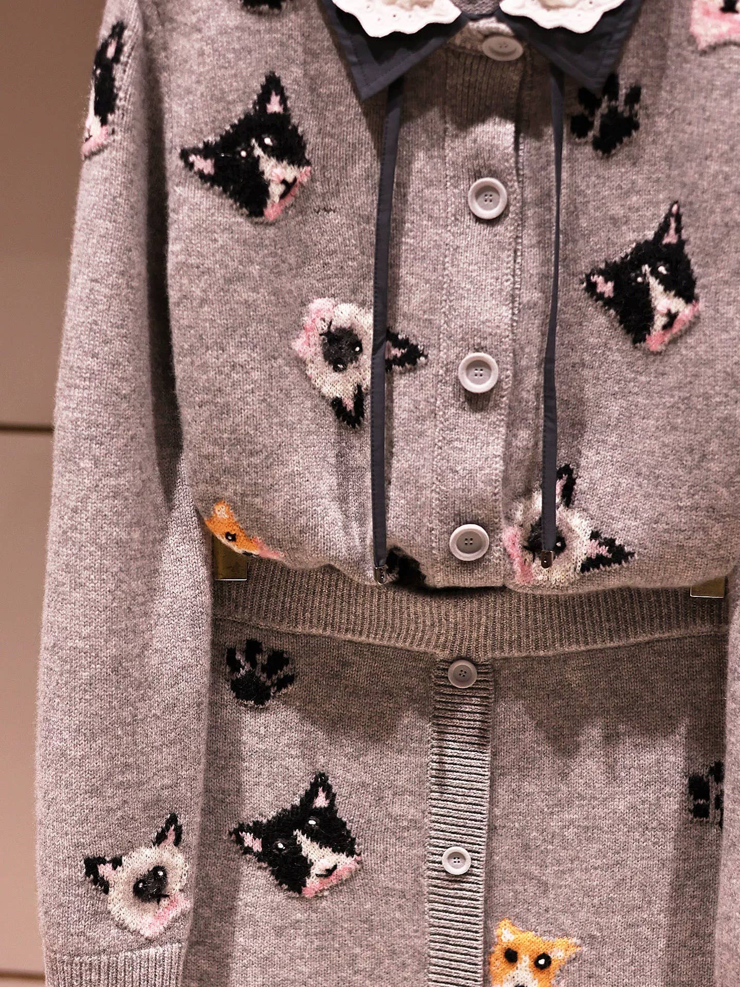 Cinza Conjunto de Outono 2025 de Cardigã e Saia de Malha Bordada SET244 para venda a revendedores na Faire3