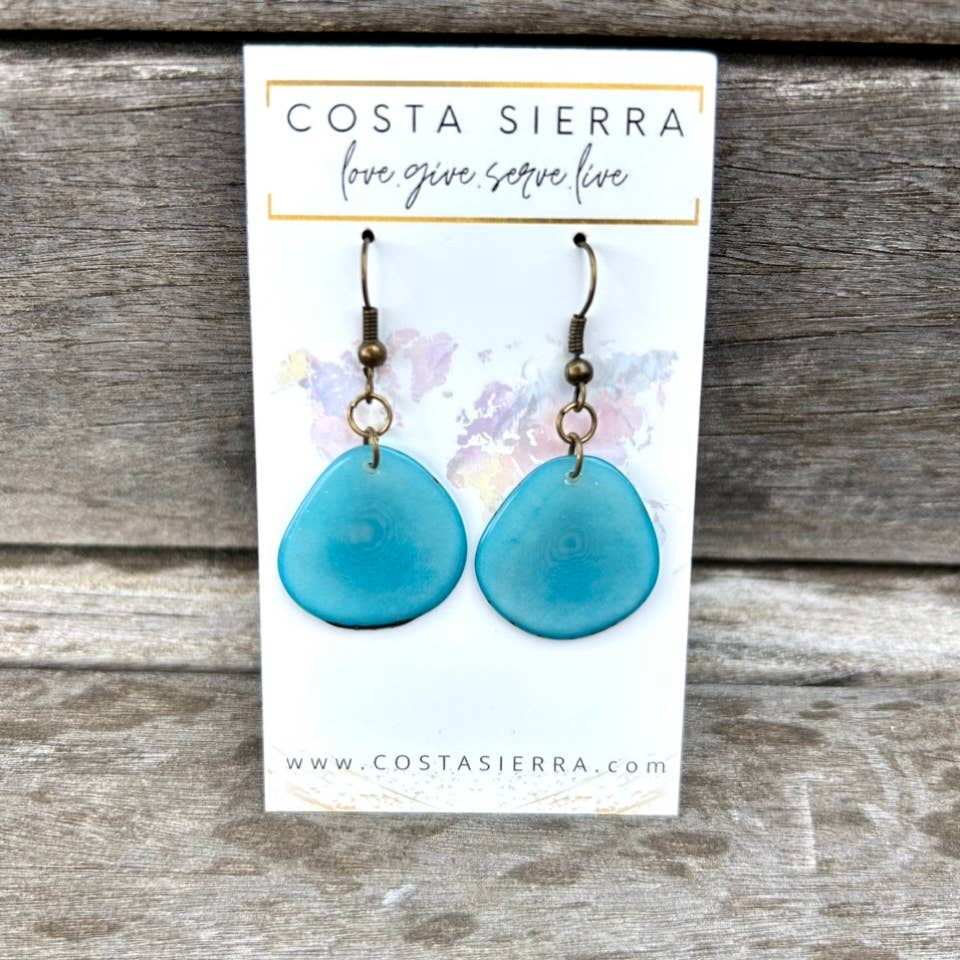 Costa Sierra – wholesale Hängande örhängen – Madalina örhängen i tagua, handfärgade och karvade med naturlig nötlook14