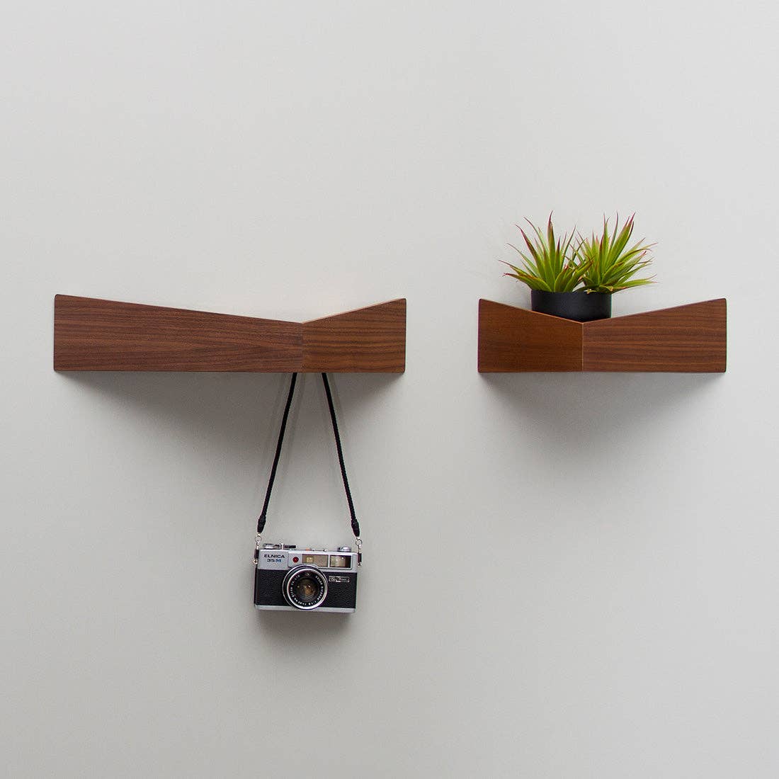 Woodendot - Venta al por mayor Estante de pared - Estantería de pared Pelican · Nogal pequeño1