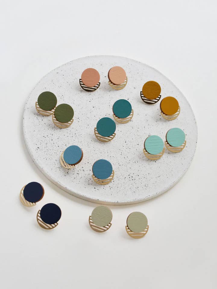 Orecchini a bottone tondi Mare per la vendita all'ingrosso da parte di Pithy