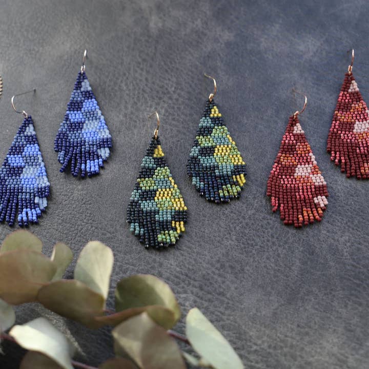 Geométrico colorido - Pendientes de flecos tejidos a mano con cuentas, pequeños para venta al por mayor de BerdorBeads