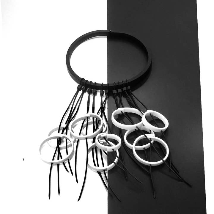ALEX+SVET – wholesale Stora halsband – PAOLA BW gummihalsband SVART&VIT linje