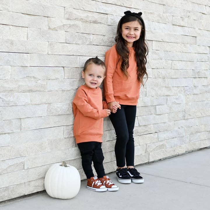 L&T - Sudadera raglán unisex con cuello redondo - Terracota para venta al por mayor de Lola & Taylor