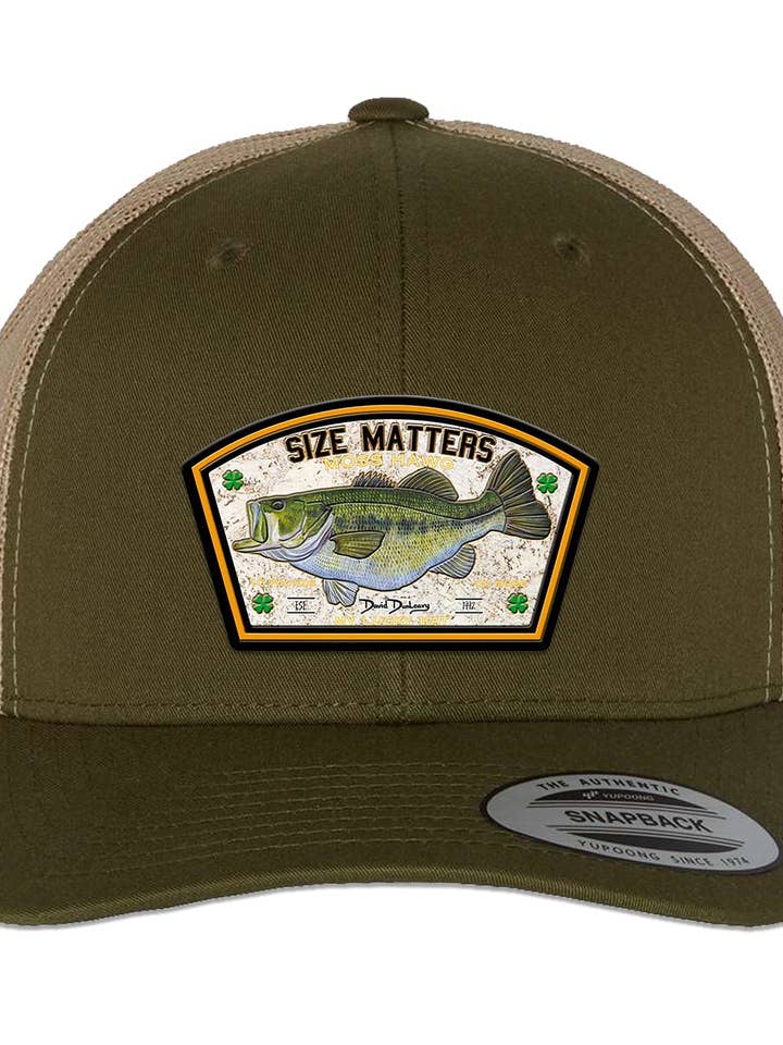 Casquette Trucker à 6 Panneaux à Bouton-pression Taille Importante Achigan à Grande Bouche Mousse Kaki pour la vente par David Dunleavy