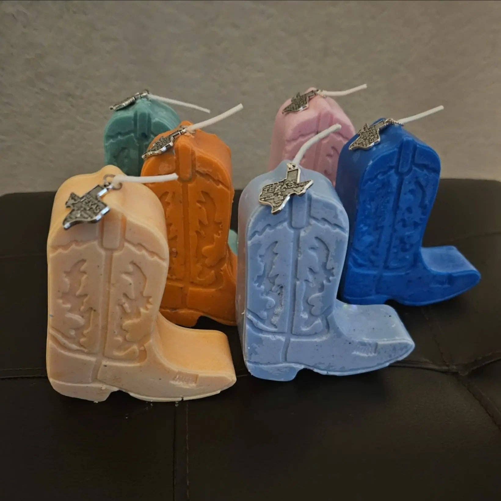 Luminate 365 Candles – vela pilar por atacado – Vela Lone Star Boo$t – Vela de Bota de Cowboy Feita à Mão com Charme do Texas | Decoração Ocidental e Ideia de Presente Única1