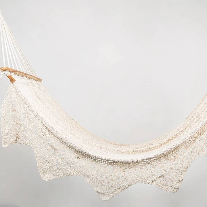 Boho hängmatta i naturlig bomull med geometrisk frans (bar i trä) för wholesale av Artissanos