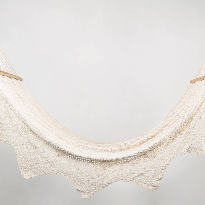 Boho hängmatta i naturlig bomull med geometrisk frans (bar i trä) för wholesale av Artissanos