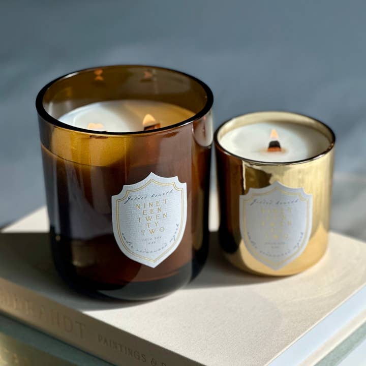 XL Houten Lont Kaars, Warme Houtachtige Geur, Amber Glazen Pot voor wholesale door Nineteen Twenty Two Candle Co.
