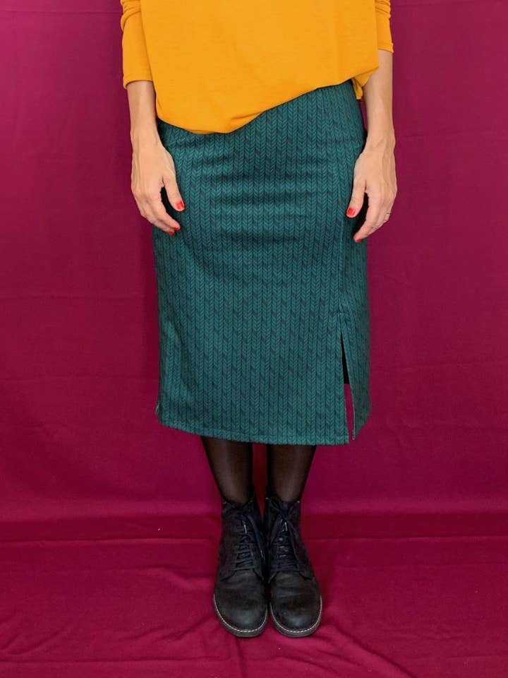 Saia tubo Zoe em tecido de tricô estampado verde com abertura frontal por atacado de La Compiano