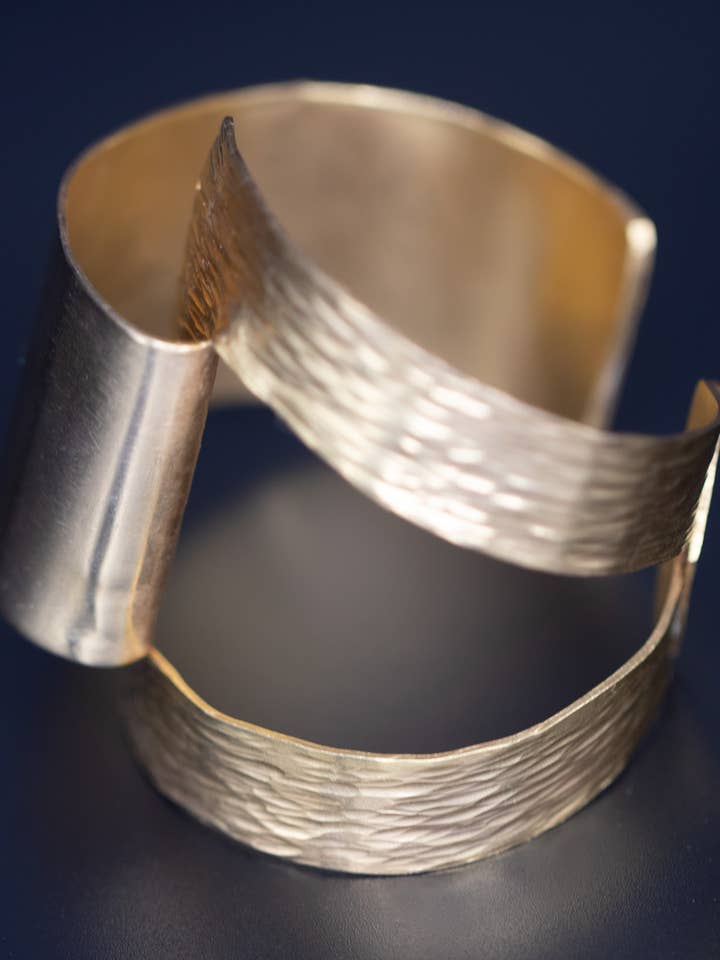 Bracciale rigido Tukulor immerso in oro per la vendita all'ingrosso da parte di Fulaba