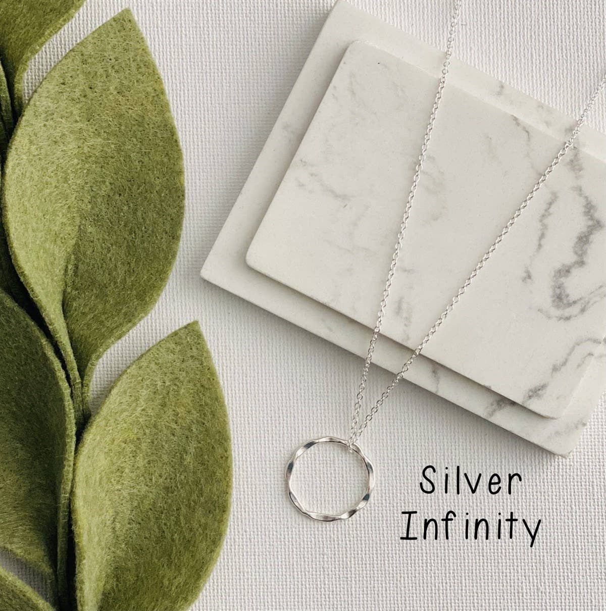 Peddle Your Paper - Vente Colliers à pendentif - Le collier minimaliste Infinity pour tous les jours1