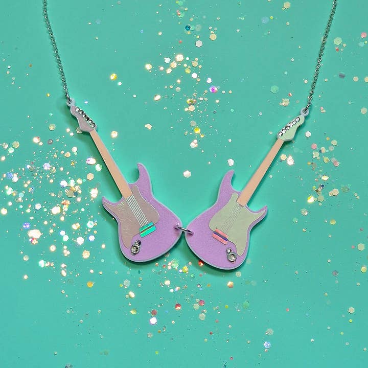 Collier de guitare brillant pour la vente par STOP. Jewellery