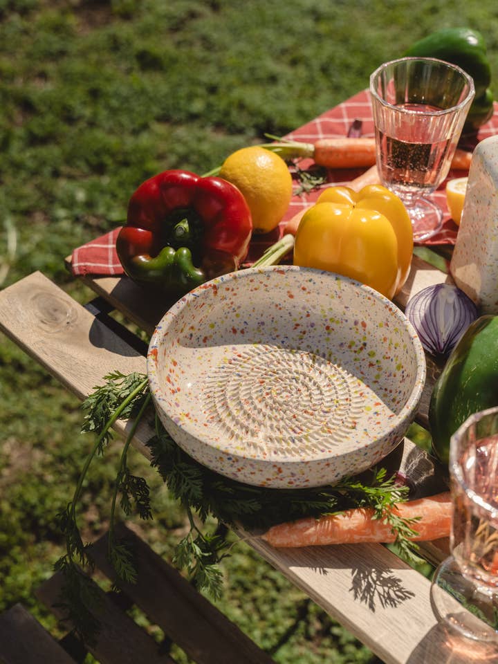 Assiette râpe à ail en céramique - grande, multicolore Carnaval pour la vente par Alfar Tierra Cocida