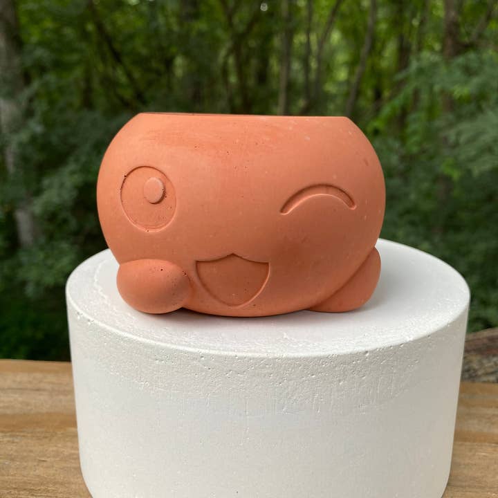 Pot de fleurs Wink Emoji pour la vente par Fancy Concrete