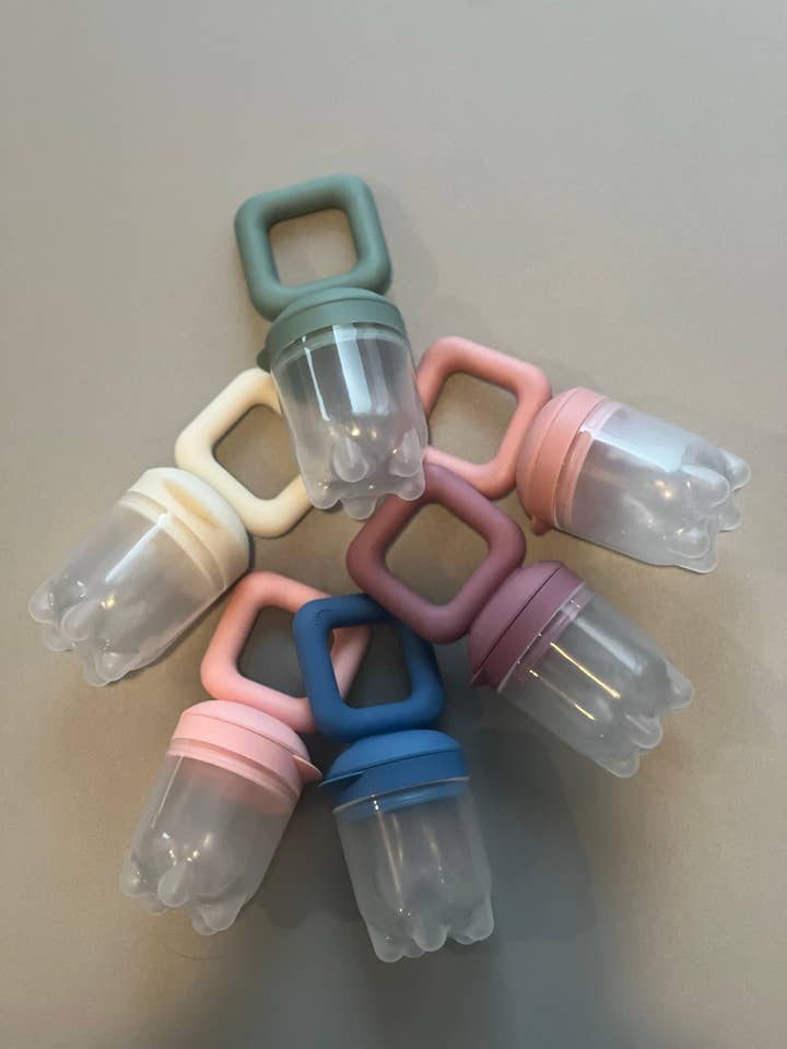 Comedero de frutas de silicona para venta al por mayor de Three Hearts & Co./EMO & CO.