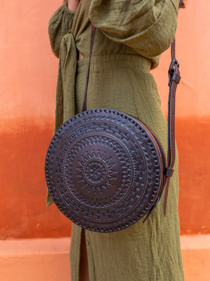 Embossed Leather Circle Crossbody Handbag in Black for wholesale by Purse & Clutch