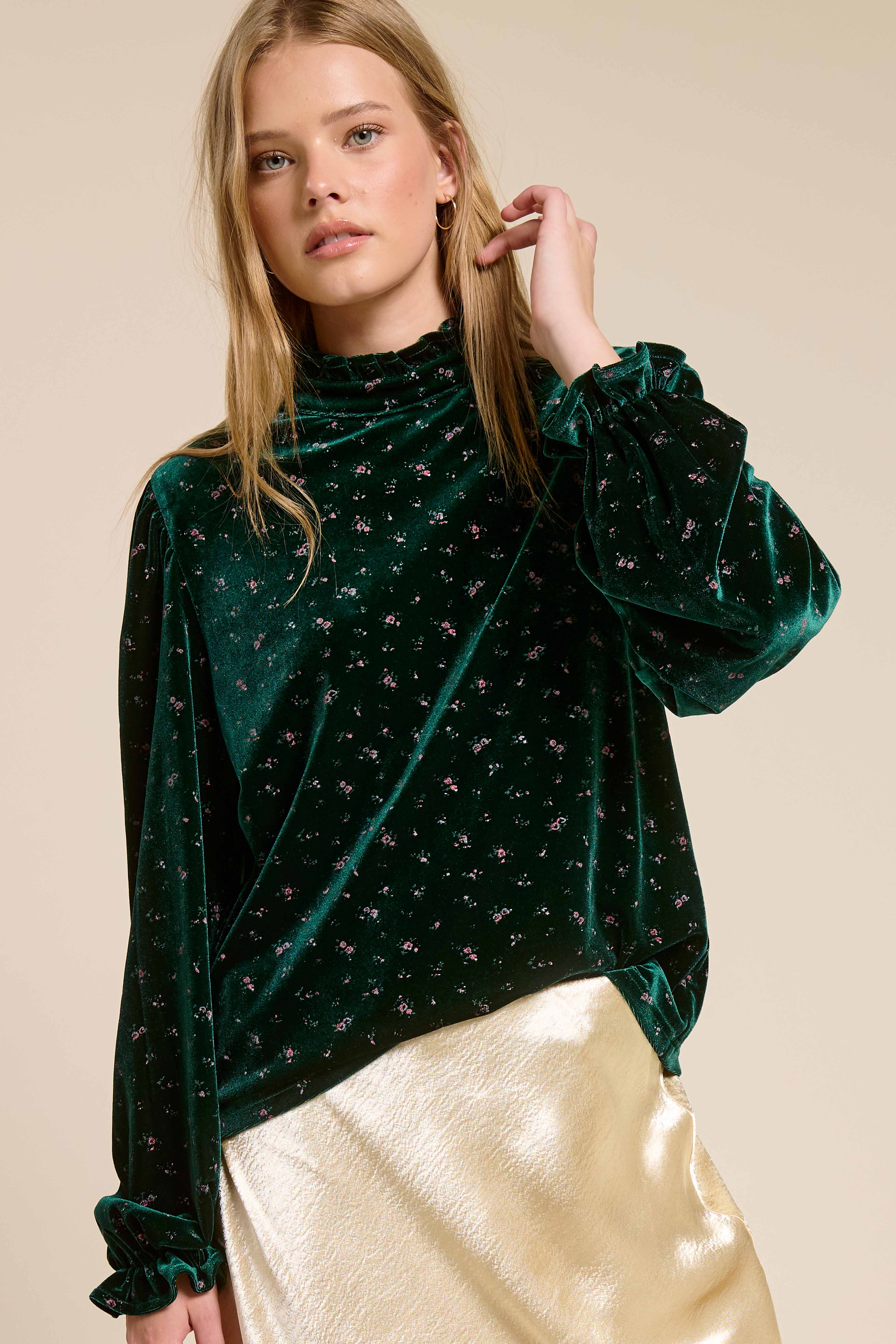 La Miel - Vente Chemisier – femme - HDT7718-Haut à manches longues avec col montant à volants en velours à motif floral13