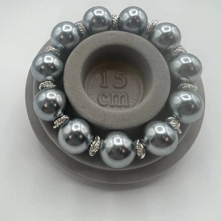 Bracelet en perles de pierres précieuses / Perles de coquillage grises pour la vente par Ritzy Roxx