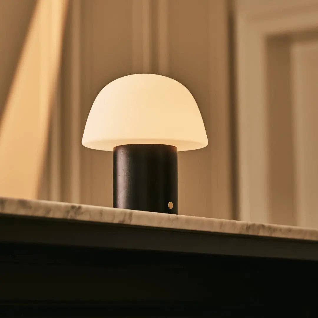Tavellio – wholesale Accent-/skrivbordslampa – Yannick Svart Sladdlös Bordslampa | Modern, Batteridriven & Hållbar Design1