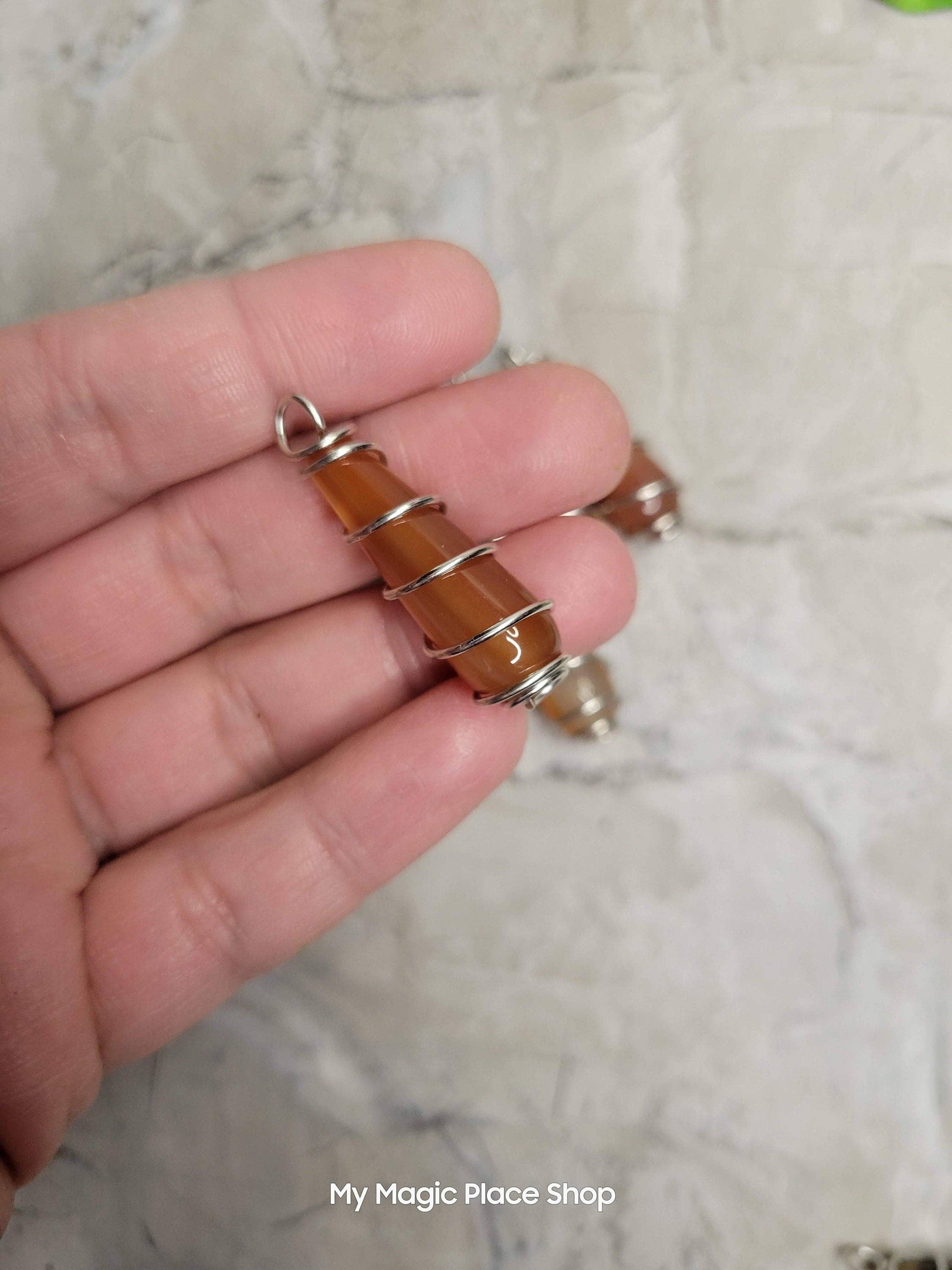 My Magic Place Shop - Vente Breloques/médailles personnalisées - Pendentifs en pierres précieuses naturelles enroulés en forme de larme avec cordon0