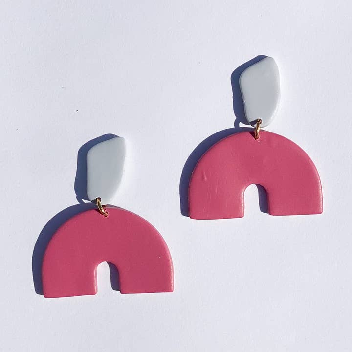 Himbeer- und Babyblau-Ohrringe für den Großhandel von The Color Theory