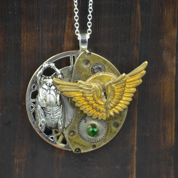 Encanto con escarabajo y alas doradas para venta al por mayor de Antiquarian Couture