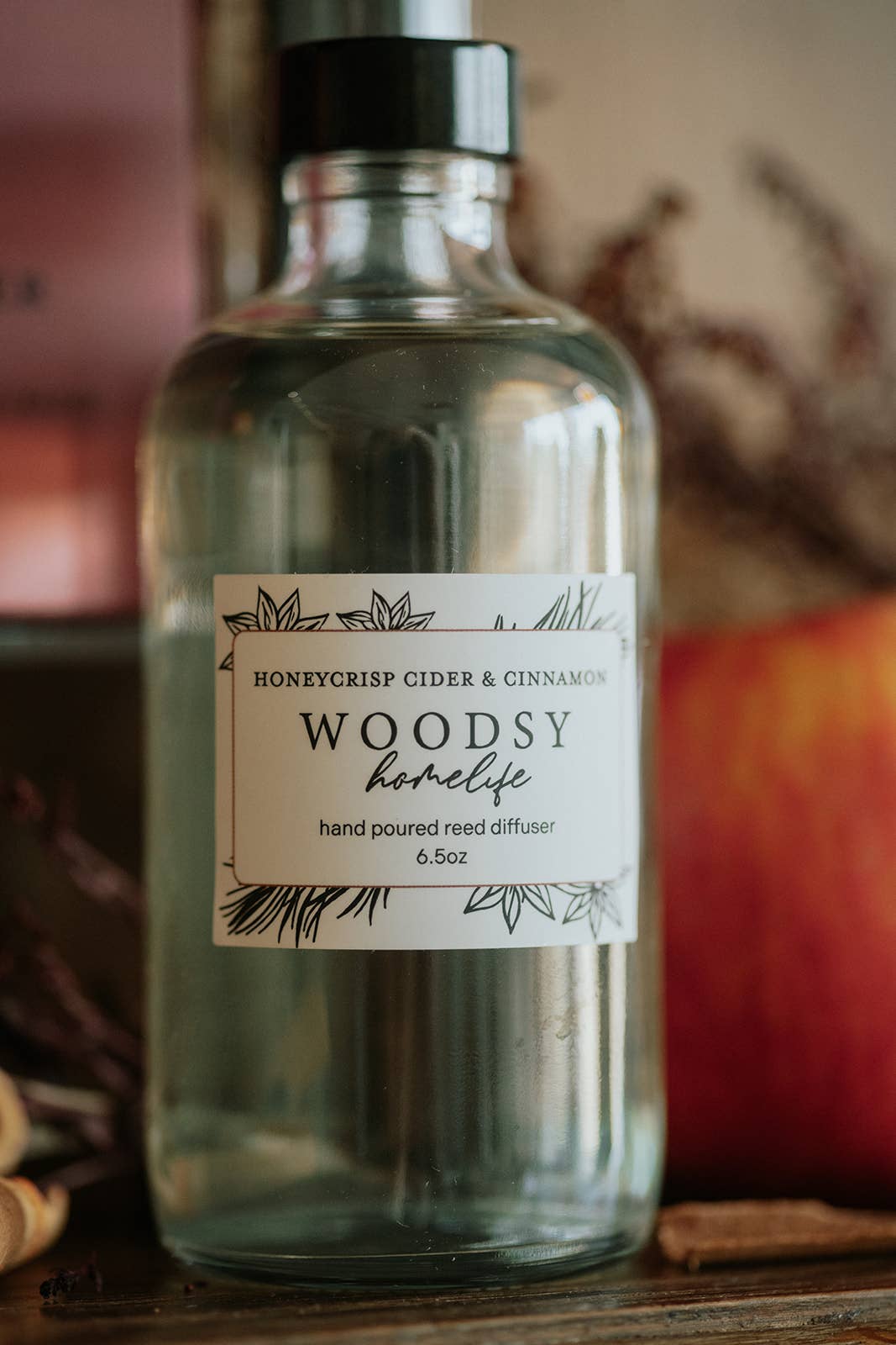Woodsy Homelife – Engroshandel Duftolie med pinde – Honeycrisp Cider & Cinnamon Reed Diffusorer 1