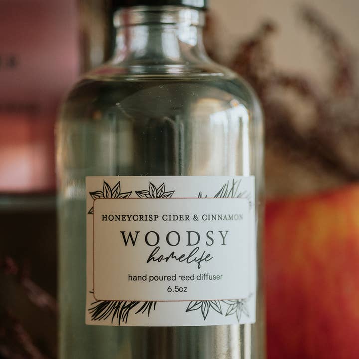 Woodsy Homelife – Engroshandel Duftolie med pinde – Honeycrisp Cider & Cinnamon Reed Diffusorer 1