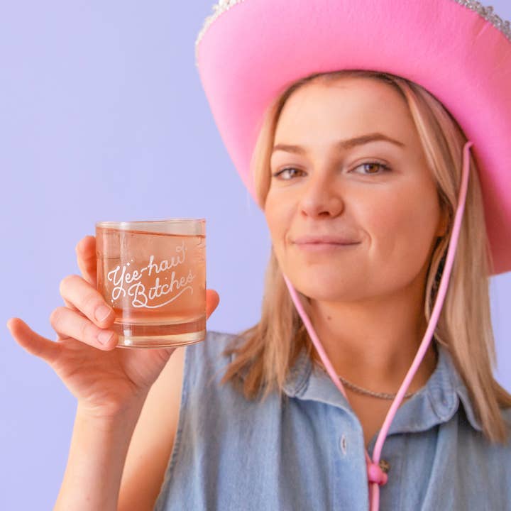 Sunshine Studios – Engroshandel Cocktail-/likørglas – YeeHaw Bitches glas til drinks1