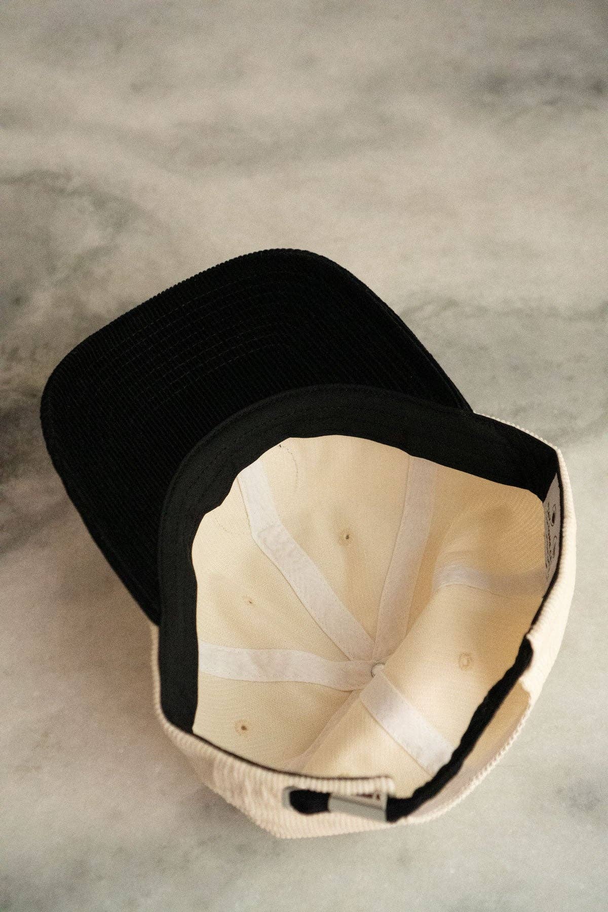 Vanille / Réglisse Casquette en velours côtelé avec logo SHC patché en vente sur Faire2