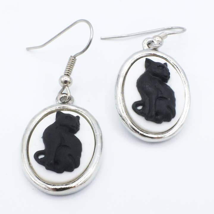 Lille sort kat & hvid baggrund Cameo Øreringe for engroshandel hos Fizz