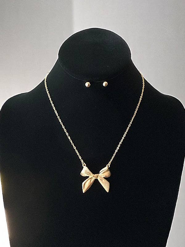 ENSEMBLE DE COLLIER PENDENTIF À RUBAN TEXTURÉ pour la vente par Andrea Bijoux